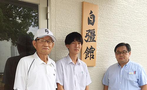 部室棟玄関に看板【自彊館】を設置